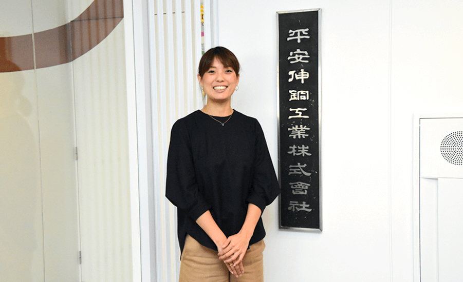 オフィス前に掲げられた昔ながらの看板