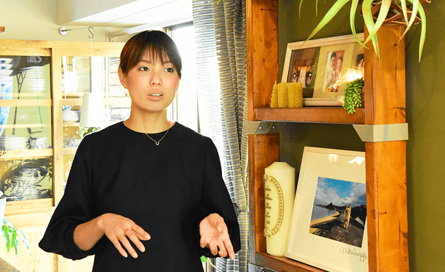 LABRICOを使用し建てられた棚の前で話す竹内さん
