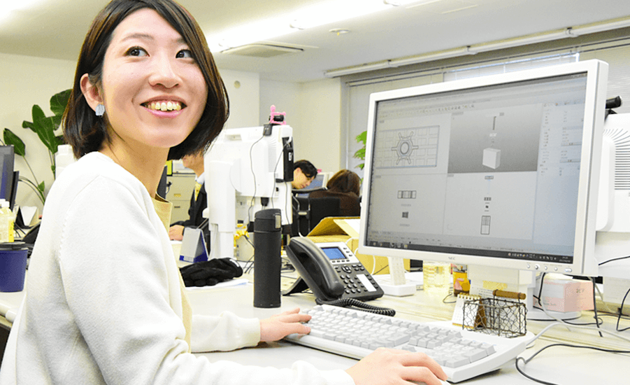 PCでデザインしている石橋さん
