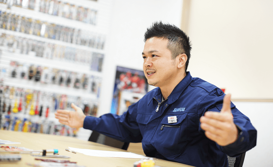 身振り手振りで話してくれる藤本さん