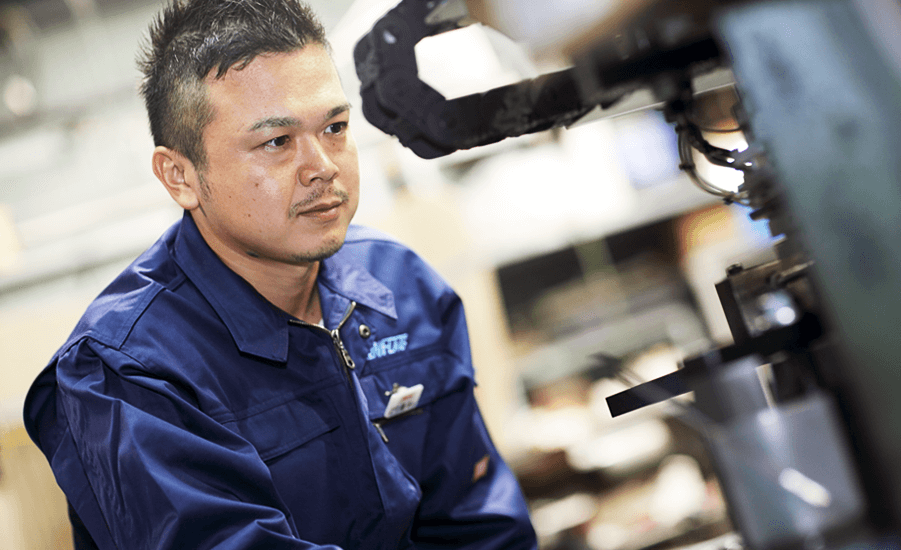 製造機械を操作する藤本さんその２