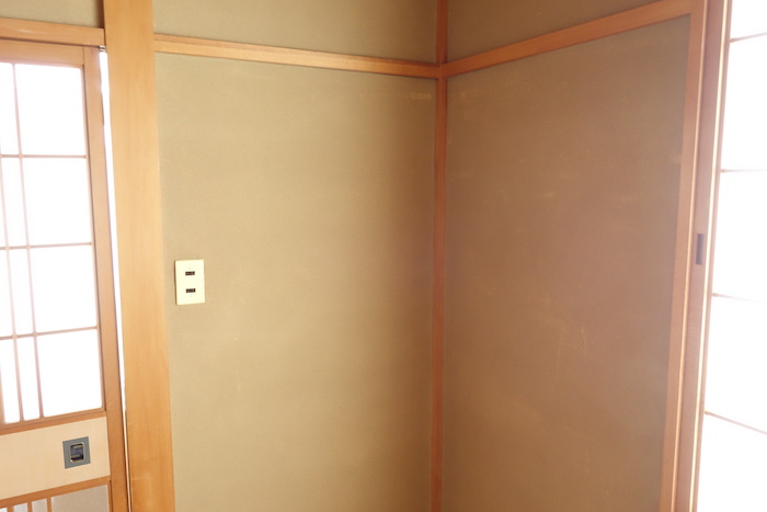 砂壁をdiy 漆喰 塗装 壁紙 の3つの方法を解説 Makit メキット