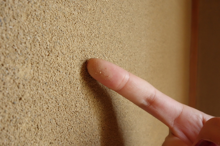 砂壁をdiy 漆喰 塗装 壁紙 の3つの方法を解説 Makit メキット By Diy Factory