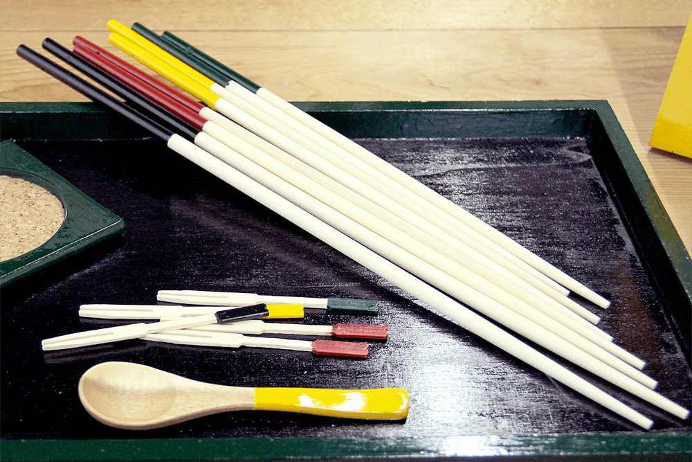 うるしのようなツヤを出せる塗料「水性工芸うるし」の塗り方と注意点 - makit（メキット）by DIY FACTORY