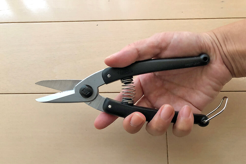 トイレ　クッションフロア　貼り換え　DIY　はさみ