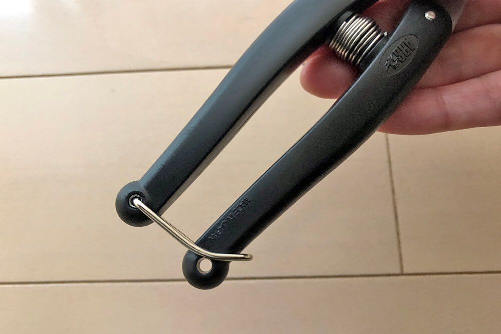 トイレ　クッションフロア　貼り換え　DIY　はさみ