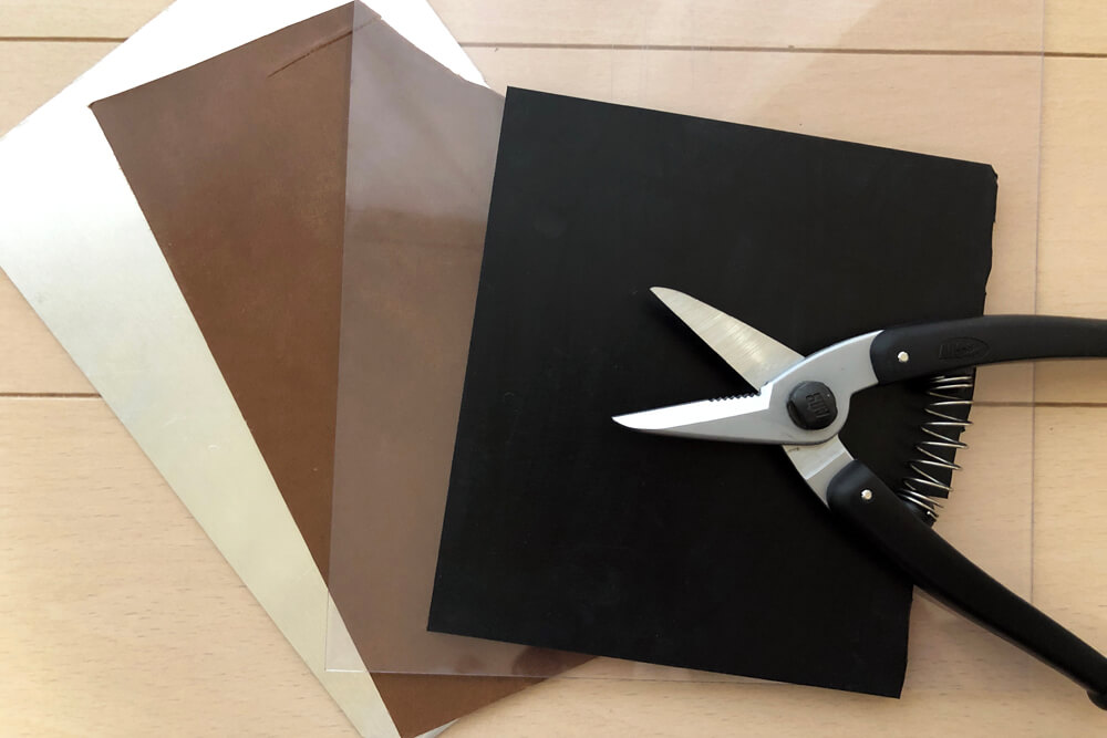 トイレ　クッションフロア　貼り換え　DIY　はさみ