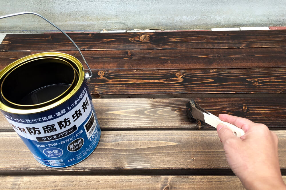 ウッドデッキやラティスなどの塗装には臭いが少ない水性の屋外木部保護 