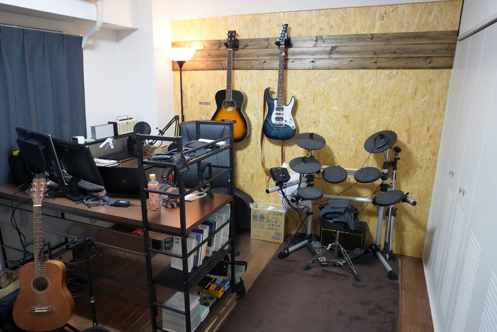 ギターを床に置いている 賃貸でも安全壁掛け 人気楽器部屋diy Makit メキット By Diy Factory