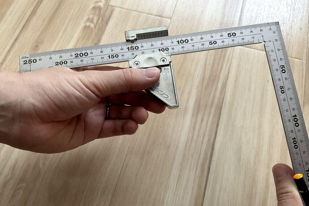 直線や角度の線引きがもっと簡単に！高さや板厚まで測る万能すぎる補助アイテム「曲尺ストッパー」 - makit（メキット）by DIY FACTORY